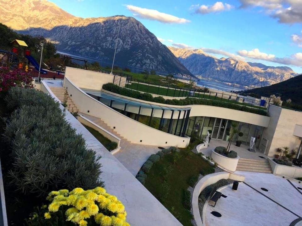 Nearby landmark, Neighbourhood, Mountain view