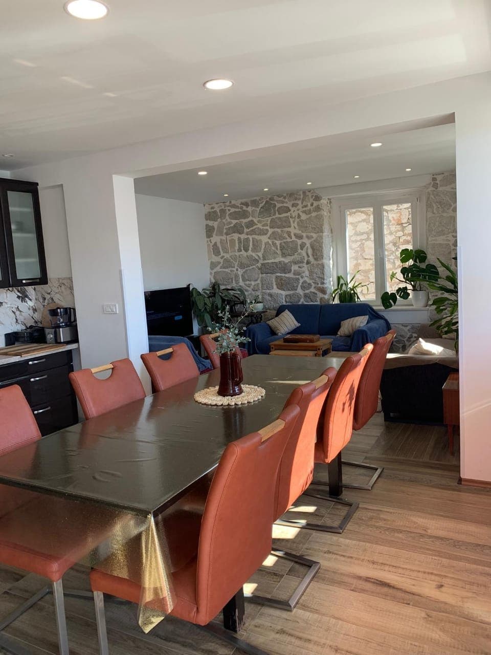 TV and multimedia, Kitchen or kitchenette, Living room, Seating area, Dining area