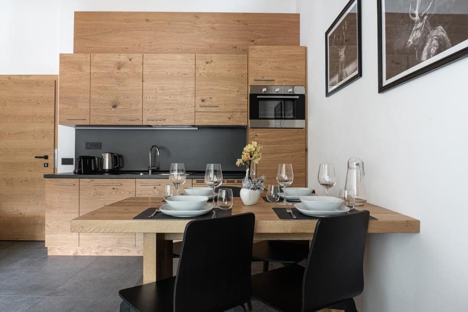 Kitchen or kitchenette, Dining area, stove