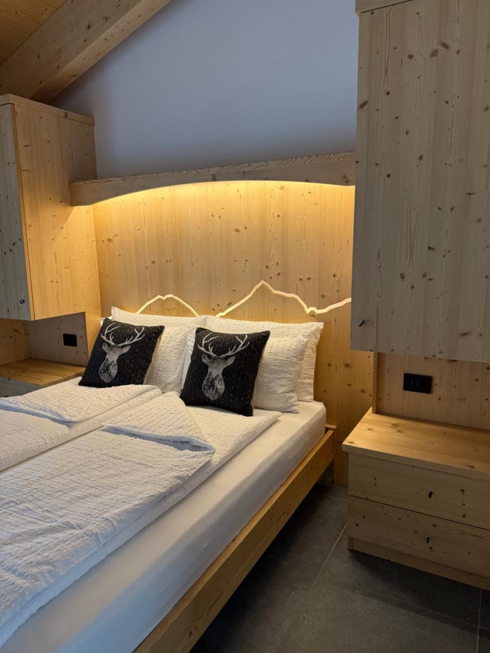 Bed, Photo of the whole room, Bedroom, wardrobe