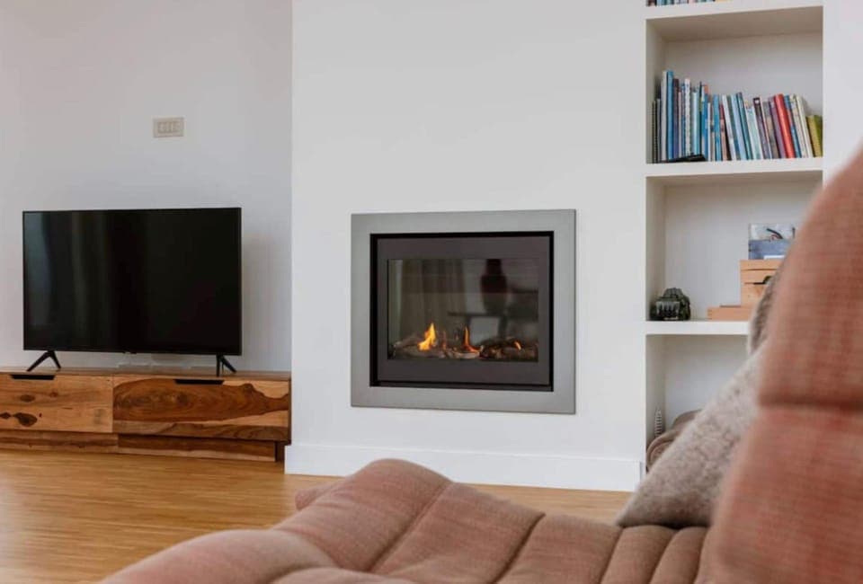 TV and multimedia, Living room, Seating area, Evening entertainment, flat iron