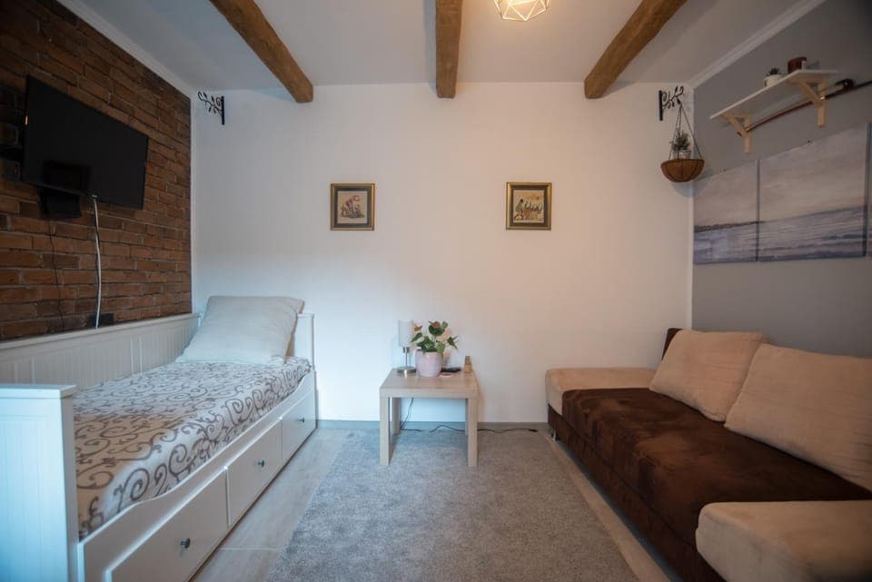 Bed, TV and multimedia, Living room, Photo of the whole room, Seating area