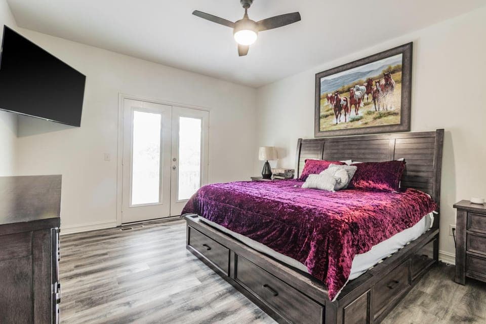 Bed, TV and multimedia, Photo of the whole room, Evening entertainment, Bedroom, fireplace