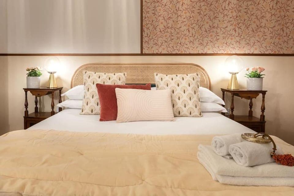 Bed, Photo of the whole room, Bedroom, towels