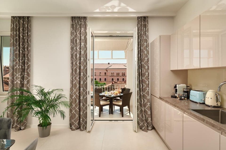 Coffee/tea facilities, Kitchen or kitchenette, Dining area, stove