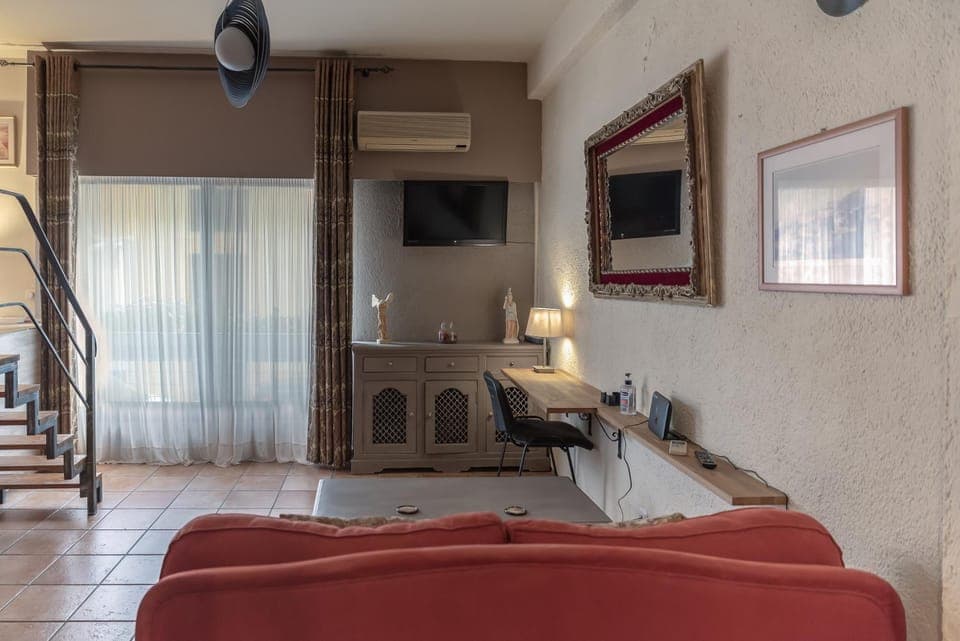 Communal lounge/ TV room, Living room, Seating area, air conditioner
