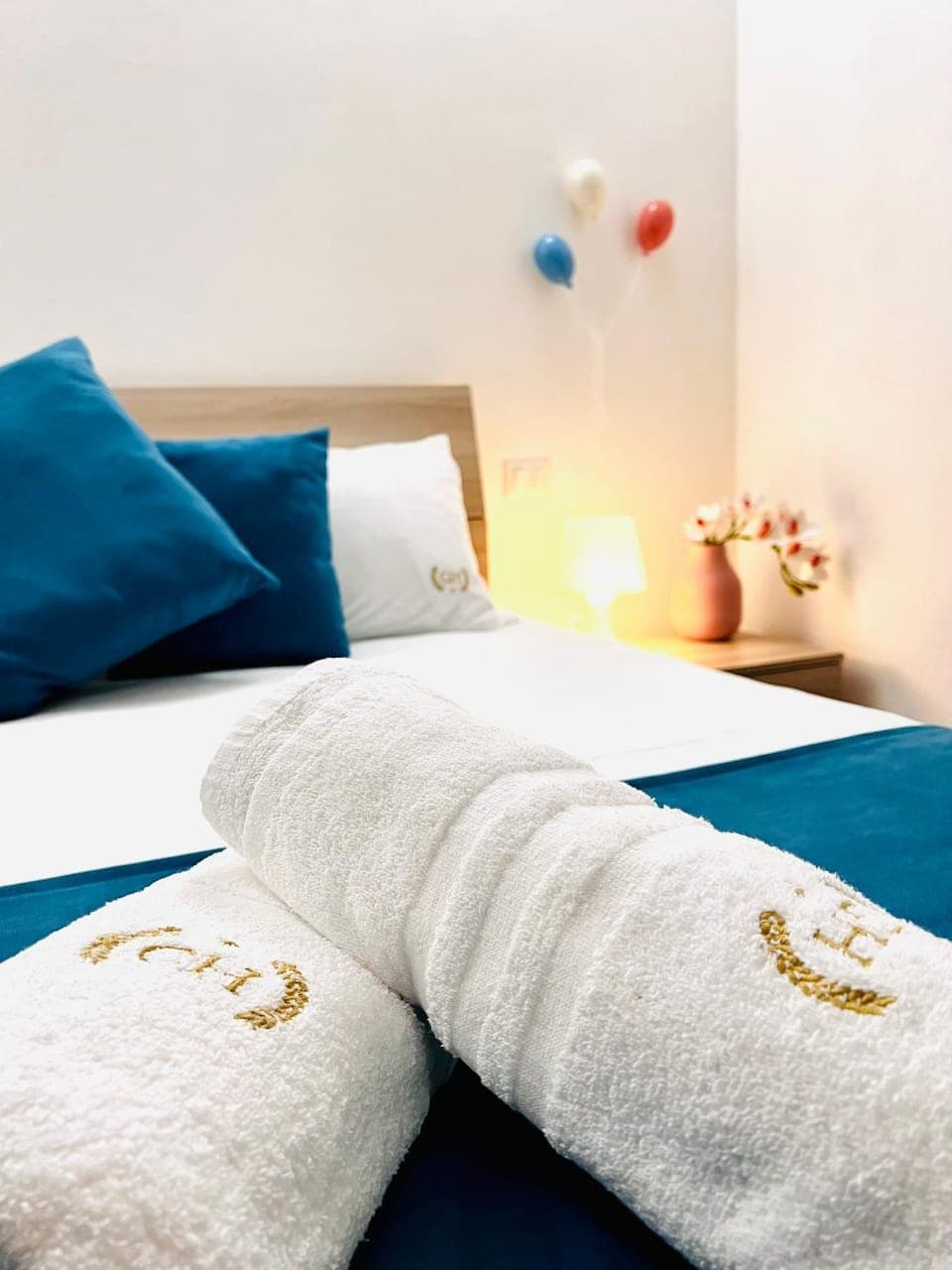 Bed, Bedroom, towels