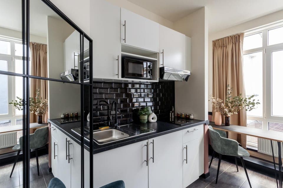 Kitchen or kitchenette, Dining area, internet, microwave, stove