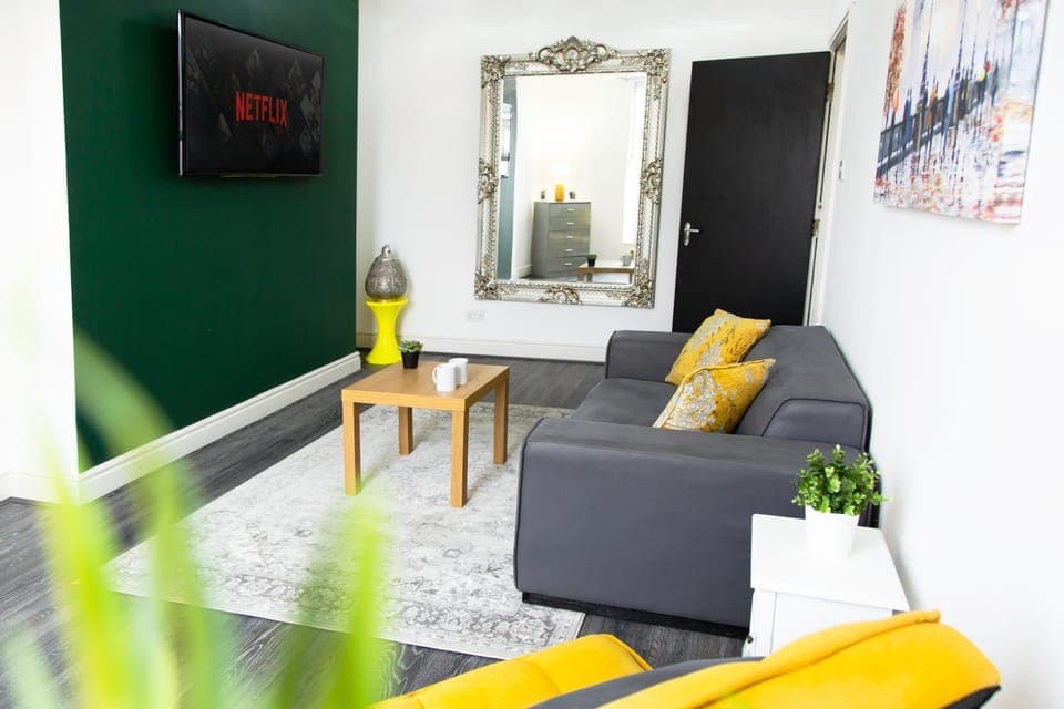 TV and multimedia, Living room, Seating area, Evening entertainment