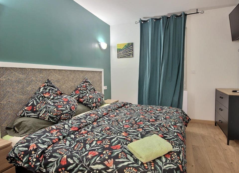 Bed, TV and multimedia, Bedroom