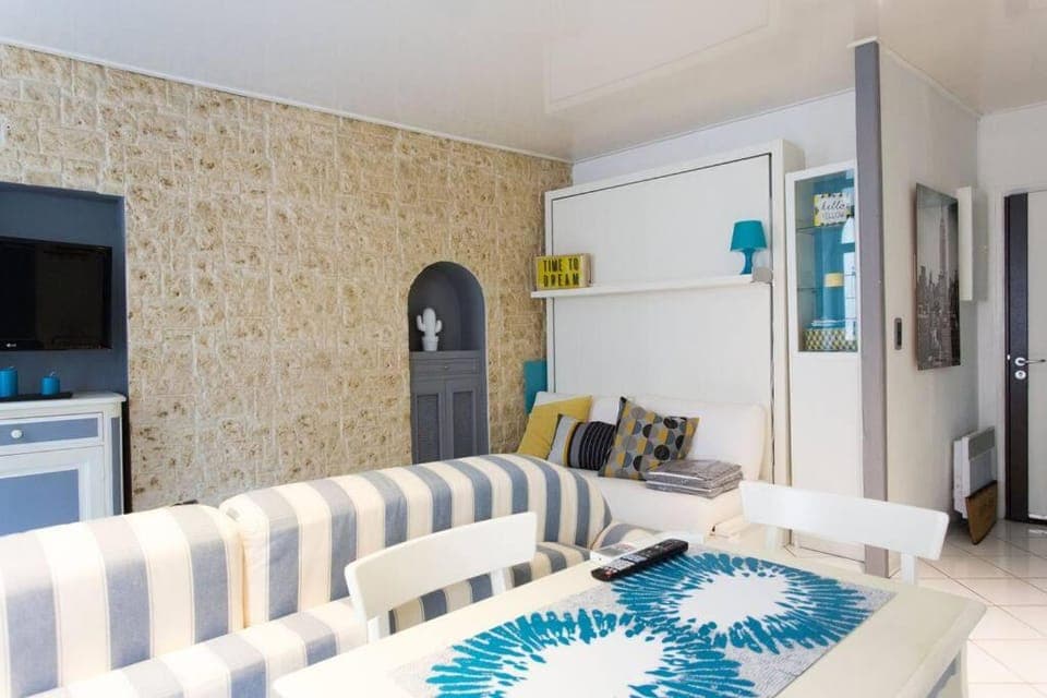 Communal lounge/ TV room, TV and multimedia, Living room, Seating area