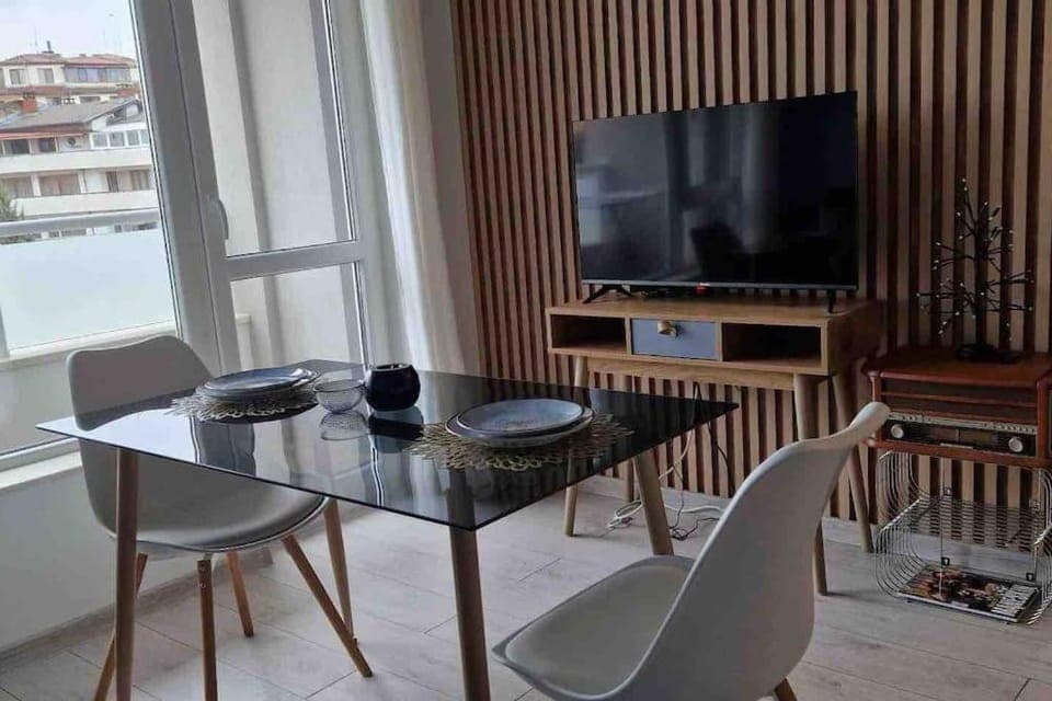 Communal lounge/ TV room, TV and multimedia, Living room, Seating area, Dining area, Evening entertainment