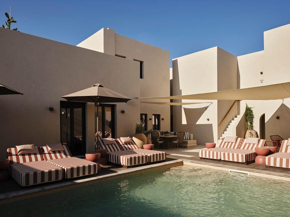 Property building, Swimming pool, sunbed