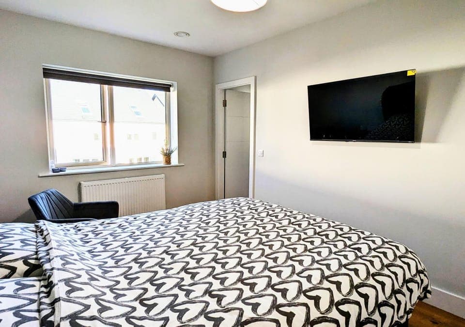 Bed, TV and multimedia, Photo of the whole room, Evening entertainment, Bedroom, hair dresser