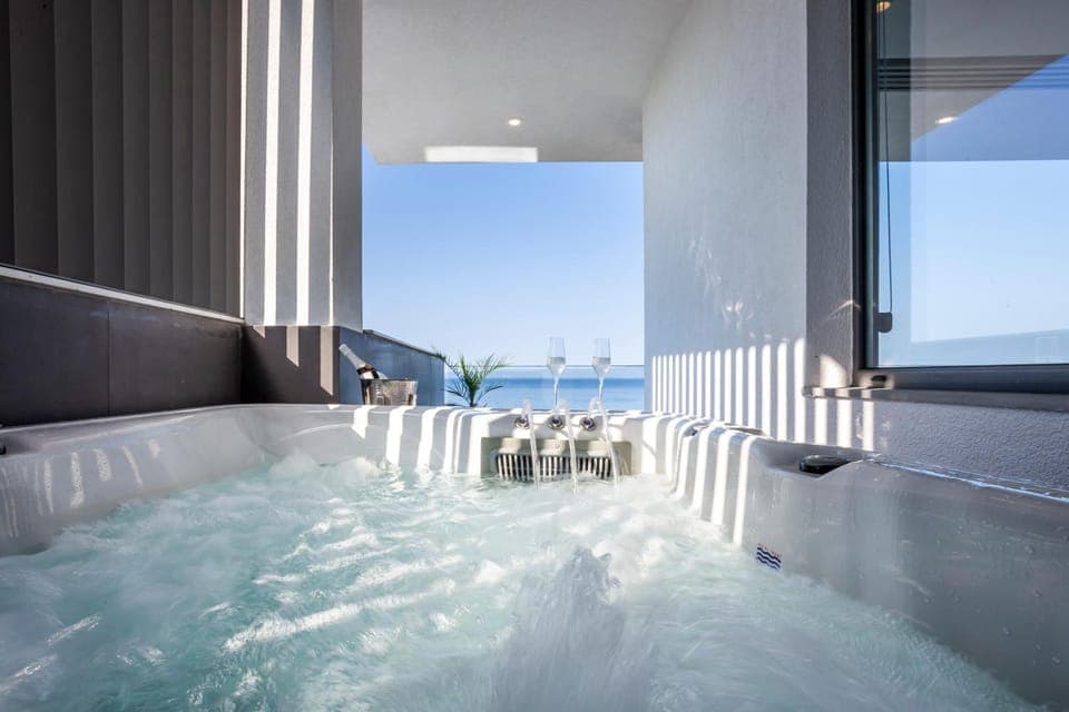Hot Tub, Hot Tub, Pool view, Sea view