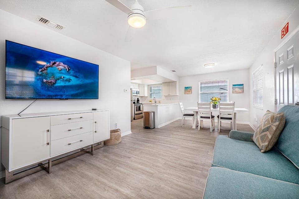 2bd 2ba Beachside W 3Min to Beach Apartment in Indian Rocks Beach