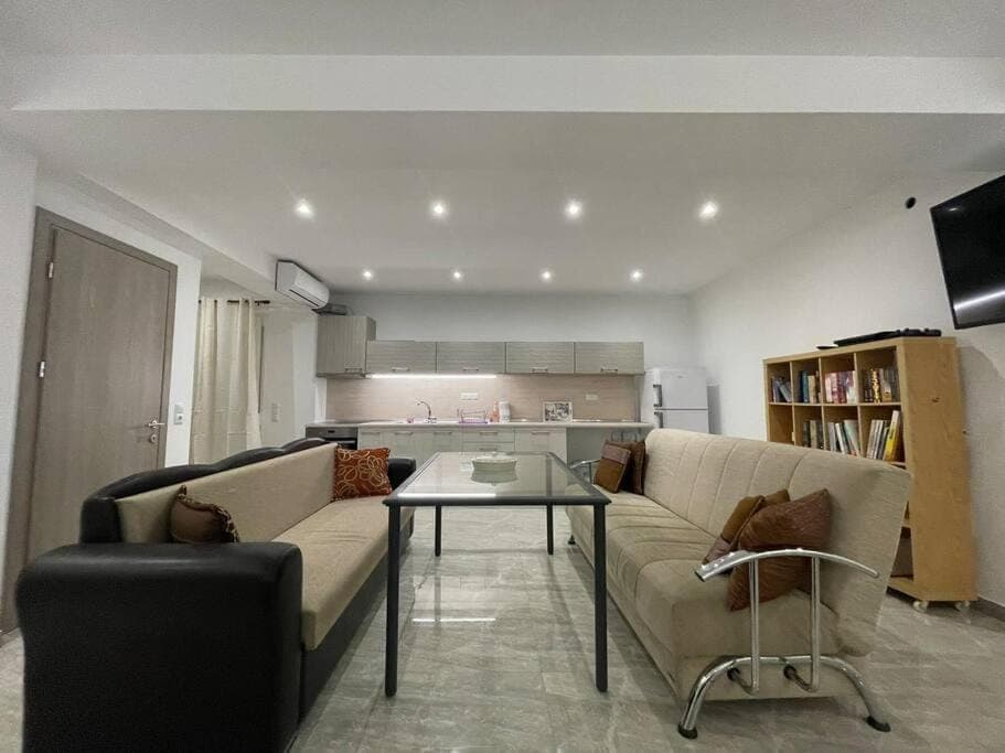 Library, TV and multimedia, Kitchen or kitchenette, Living room, Seating area, Dining area