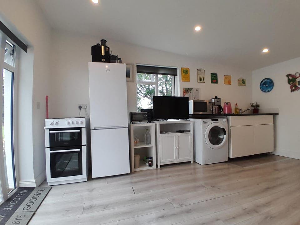 Coffee/tea facilities, Kitchen or kitchenette, oven, stove, toaster, washing machine