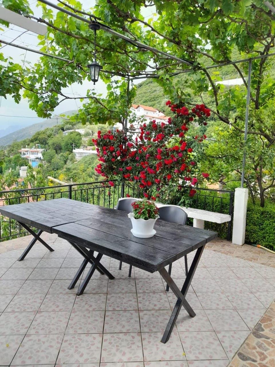 Patio, Spring, Day, Natural landscape, Garden, Garden, View (from property/room), Balcony/Terrace, Balcony/Terrace, Dining area, Garden view, Mountain view