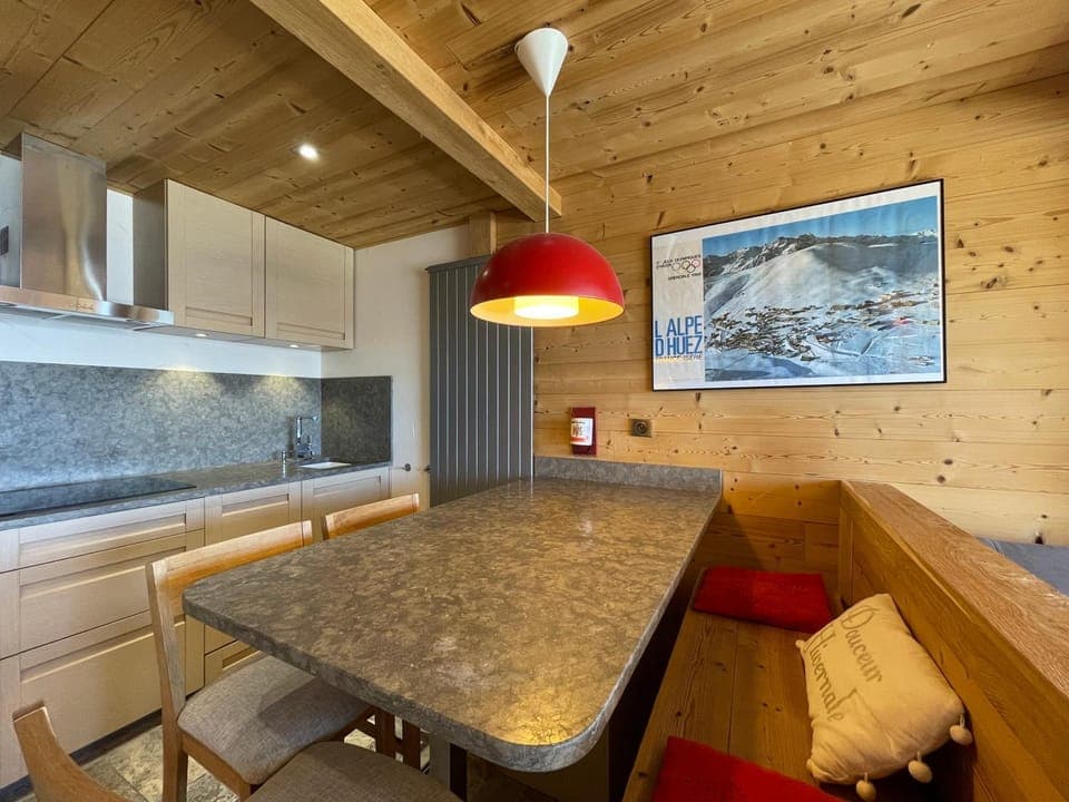 Kitchen or kitchenette, Dining area, stove