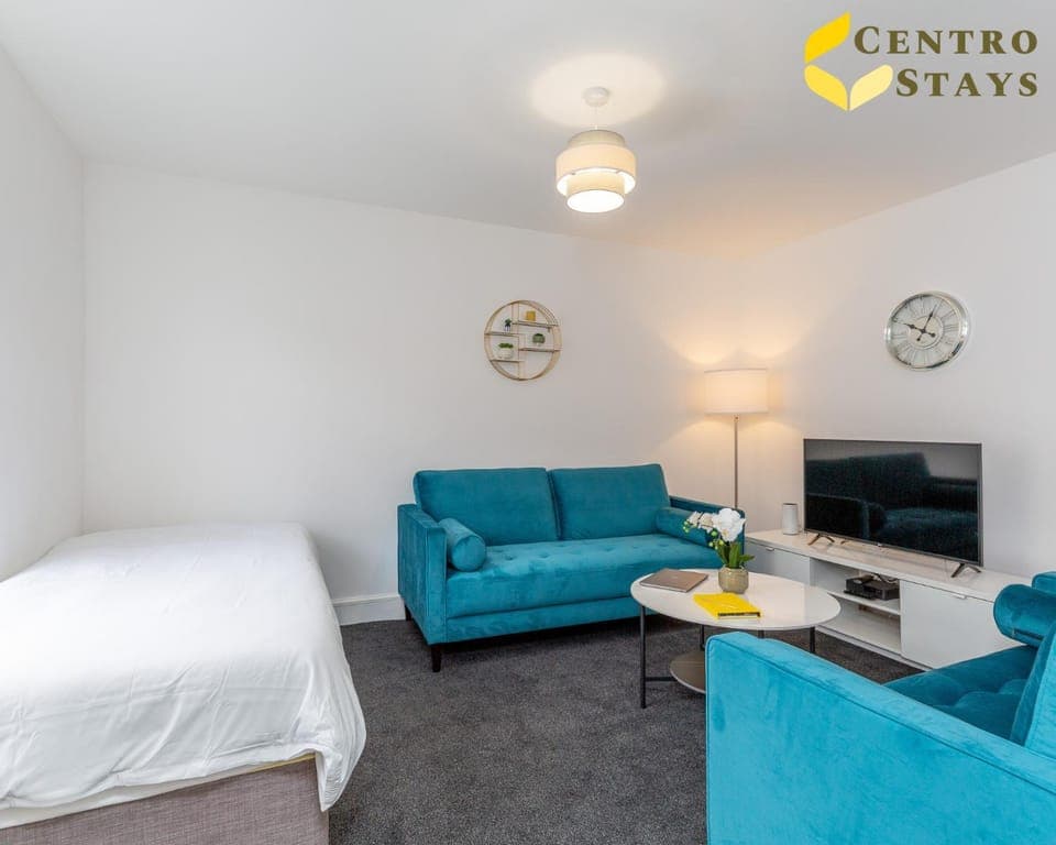 Communal lounge/ TV room, Bed, TV and multimedia, Living room, Photo of the whole room, Seating area, Evening entertainment, Bedroom