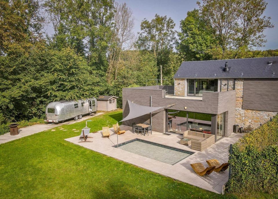 Property building, Patio, Garden, Dining area, Garden view, sunbed