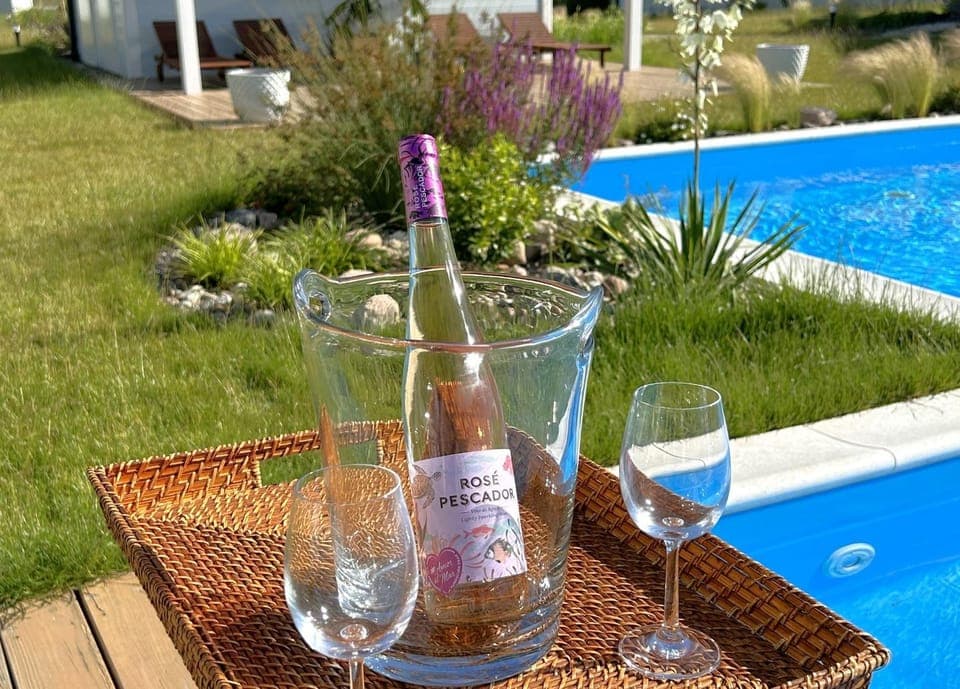 Garden, Swimming pool, Alcoholic drinks