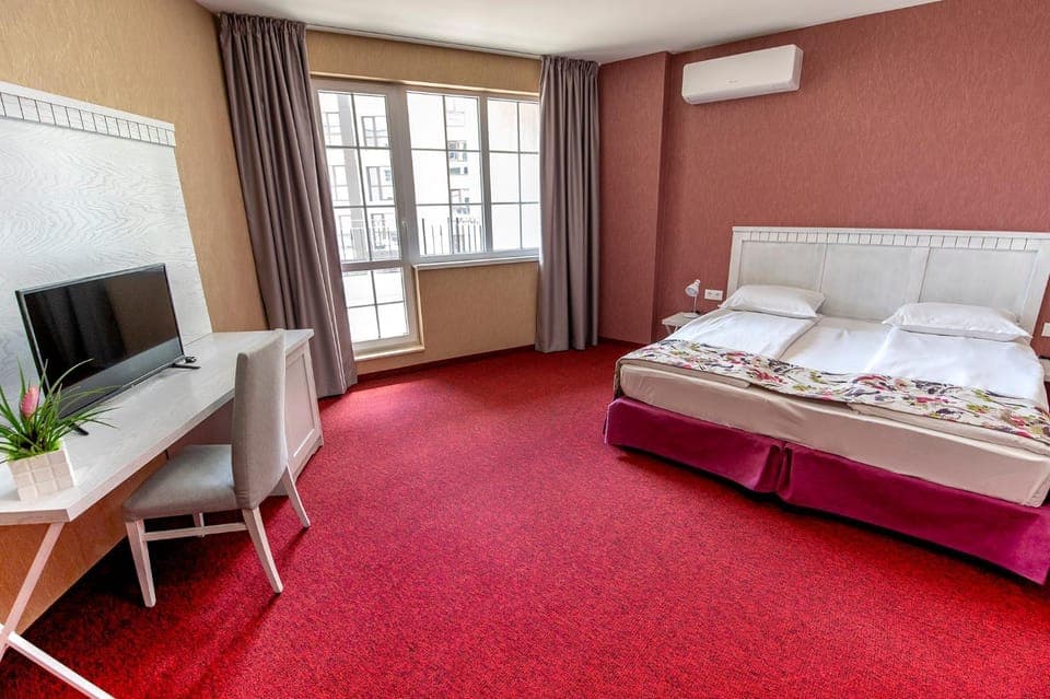 Communal lounge/ TV room, Bed, TV and multimedia, View (from property/room), Photo of the whole room, Bedroom, towels, air conditioner