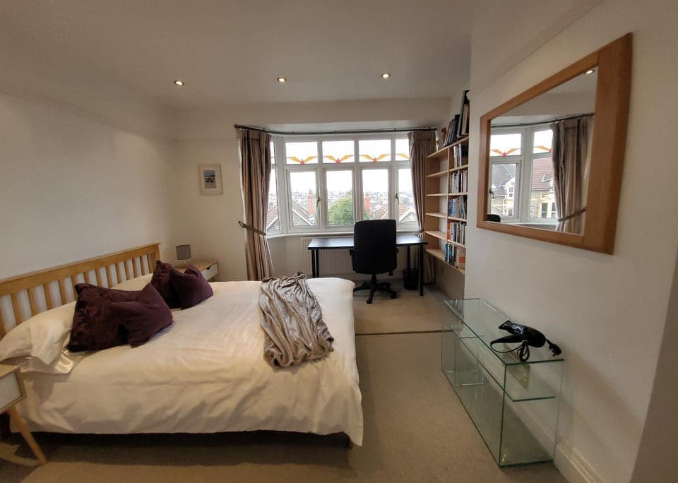 Photo of the whole room, Bedroom