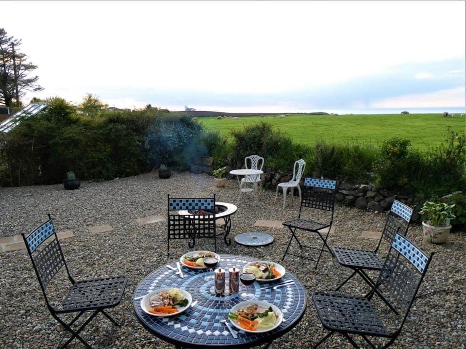 Patio, Garden, Food and drinks, Dining area, Garden view