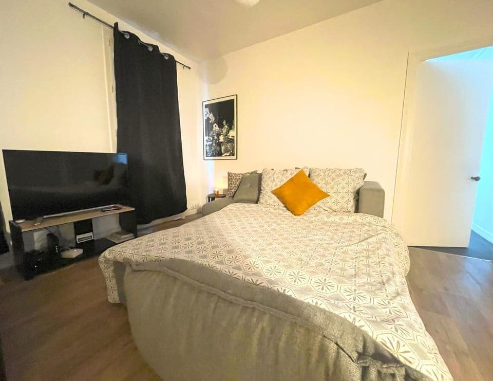 Property building, Communal lounge/ TV room, Bed, Night, TV and multimedia, Living room, wardrobe