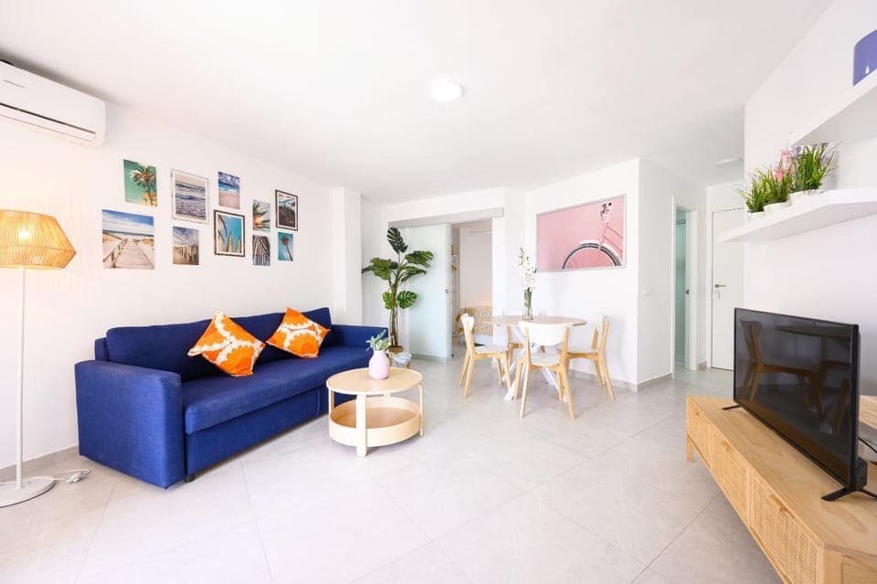 TV and multimedia, Living room, Seating area, air conditioner