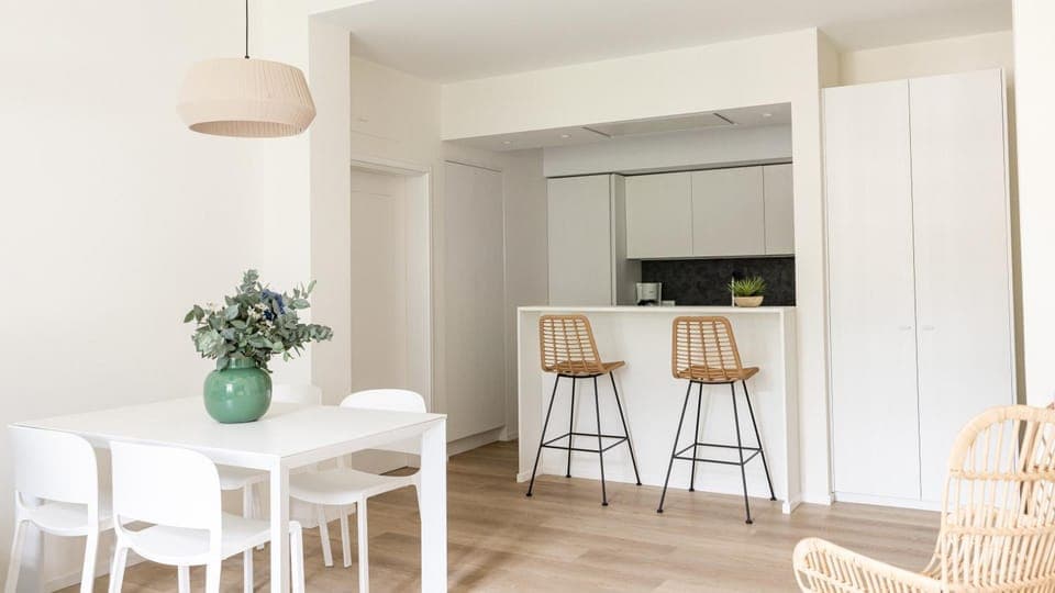 Kitchen or kitchenette, Dining area