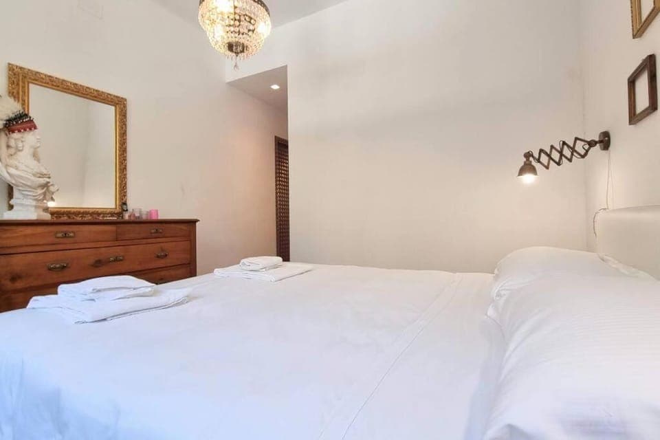 Bed, Photo of the whole room, Decorative detail, Bedroom