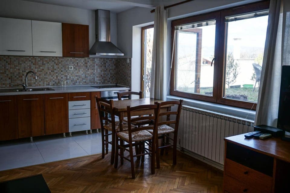 Kitchen or kitchenette, Dining area