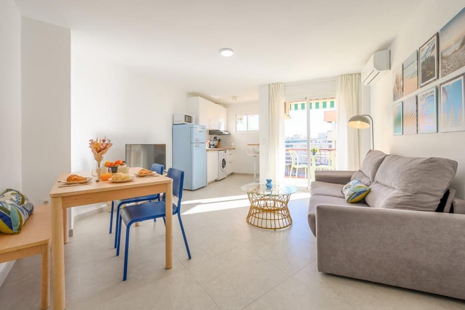 Kitchen or kitchenette, Living room, Seating area, Dining area, minibar