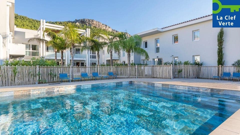 Property building, Day, Pool view, Swimming pool, sunbed