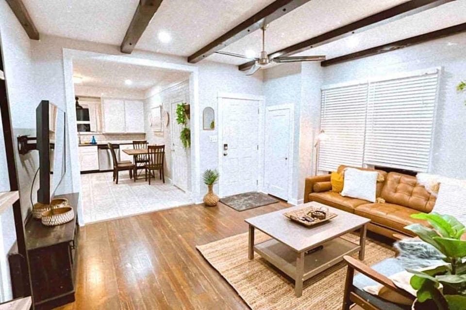 TV and multimedia, Kitchen or kitchenette, Living room, Seating area, Evening entertainment, fireplace