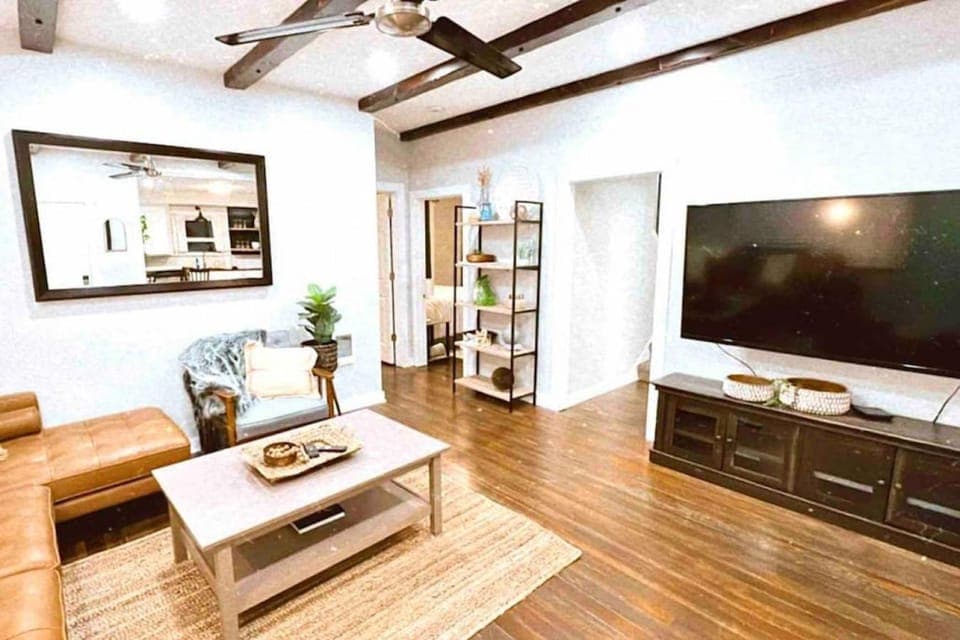 TV and multimedia, Living room, Seating area, fireplace