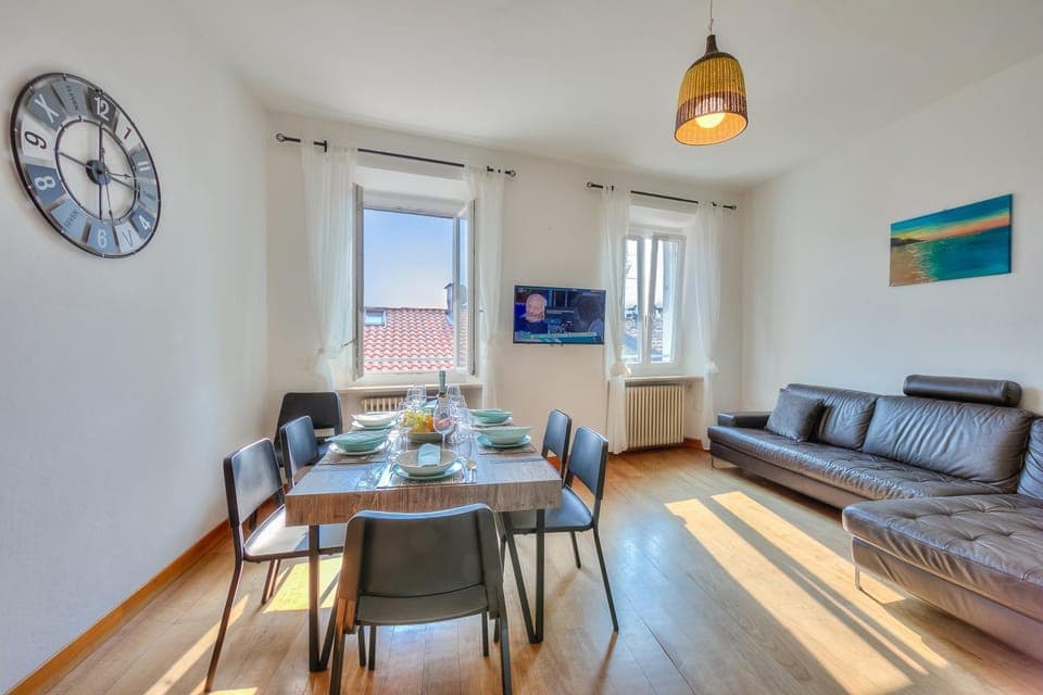 Living room, Dining area