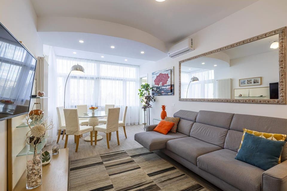 TV and multimedia, Living room, Dining area, air conditioner