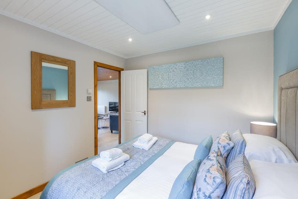 Bed, Photo of the whole room, Bedroom, towels