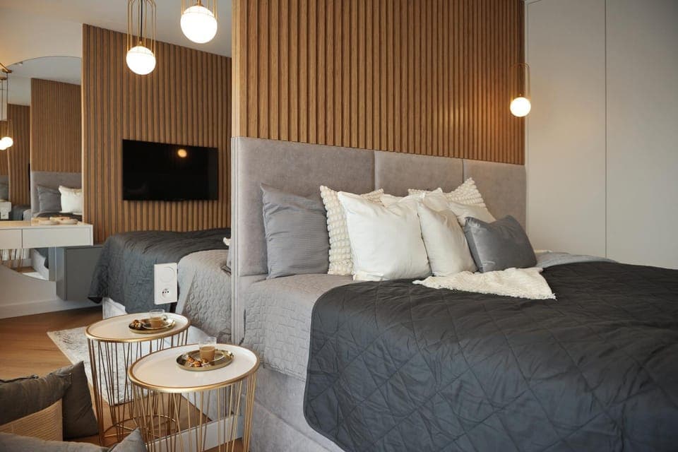 Bed, TV and multimedia, Photo of the whole room, Bedroom