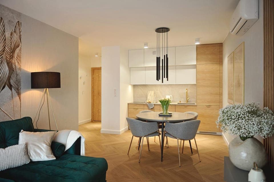 Kitchen or kitchenette, Dining area