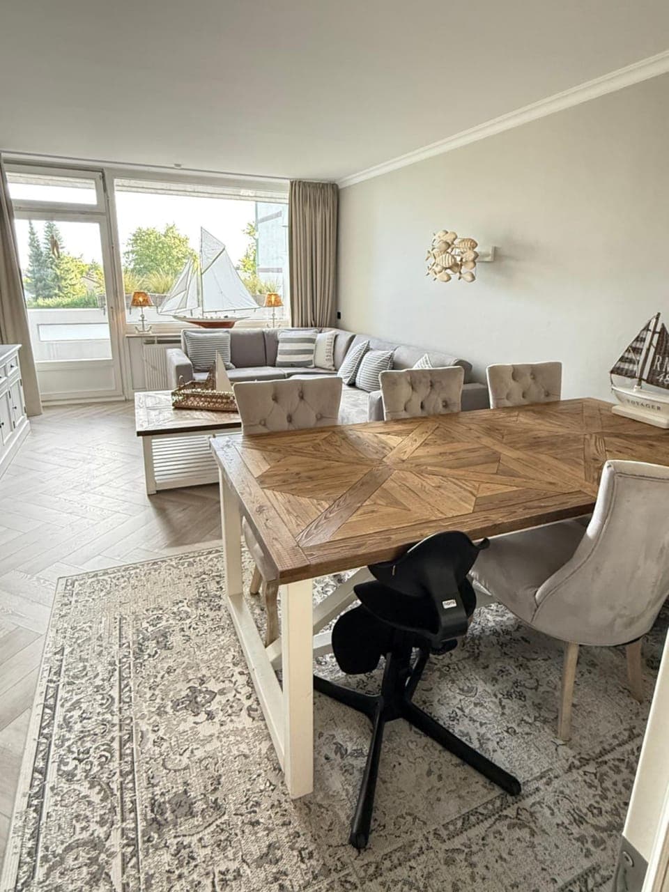 Living room, Dining area