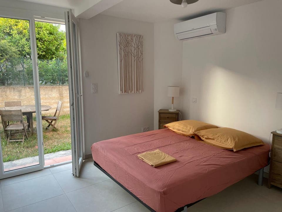Bed, Photo of the whole room, air conditioner