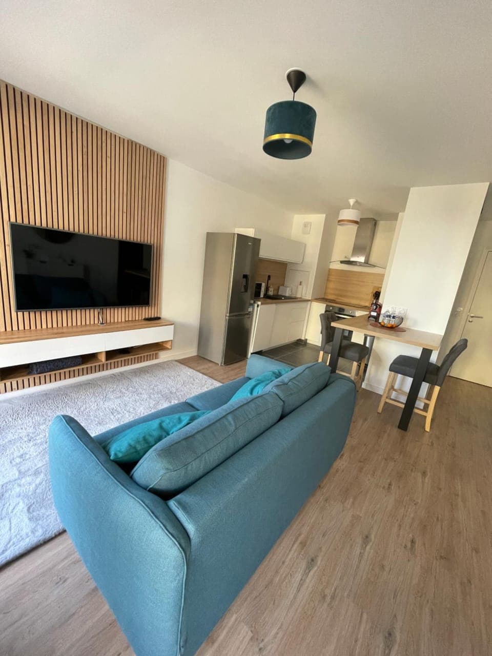 TV and multimedia, Kitchen or kitchenette, Living room, Seating area, Dining area