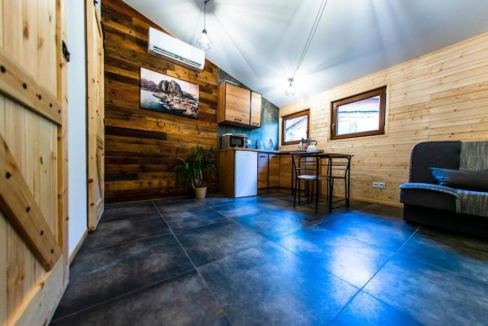 Kitchen or kitchenette, Living room, Seating area, Dining area