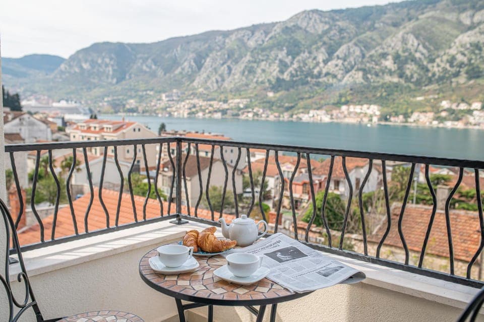 View (from property/room), Balcony/Terrace, City view, Mountain view, Sea view
