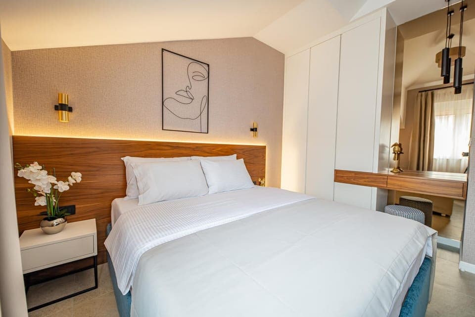 Photo of the whole room, Bedroom, wardrobe